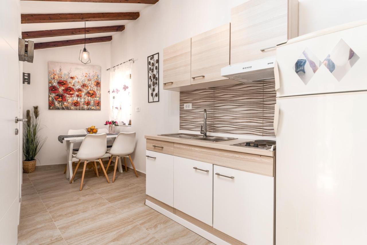רוביני Relax In 2 Bedroom App In Old Town W/Ac And Wifi מראה חיצוני תמונה