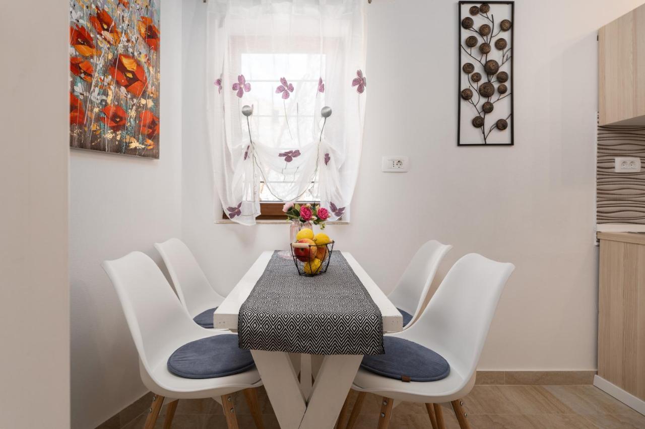 רוביני Relax In 2 Bedroom App In Old Town W/Ac And Wifi מראה חיצוני תמונה