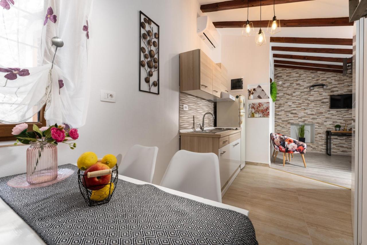 רוביני Relax In 2 Bedroom App In Old Town W/Ac And Wifi מראה חיצוני תמונה